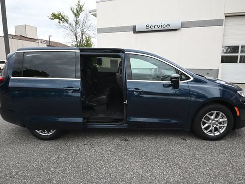 Used 2025 Chrysler Pacifica Select FWD image 8