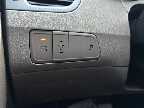 Used 2015 Hyundai Elantra SE image 27