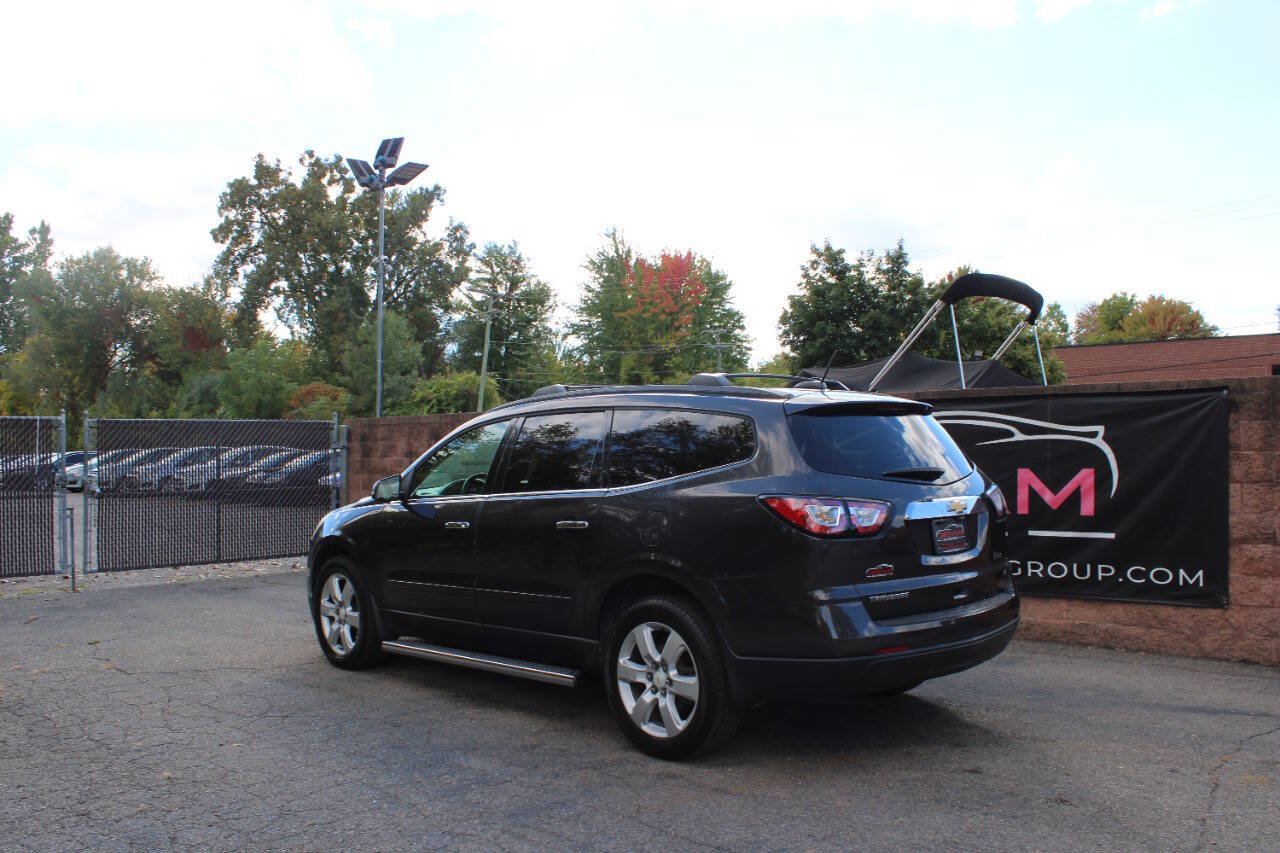 Used 2017 Chevrolet Traverse LT w/ Style and Technology Package FWD image 3