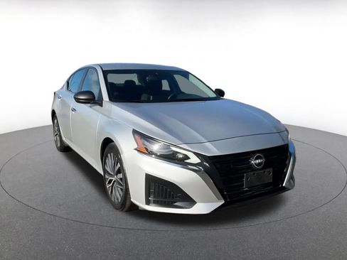 Used 2024 Nissan Altima 2.5 SV image 3