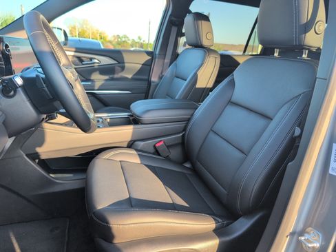 Used 2025 Chevrolet Traverse LT image 9