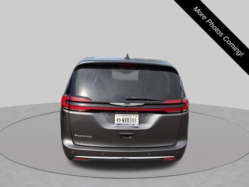 Used 2023 Chrysler Pacifica Touring-L FWD image 6