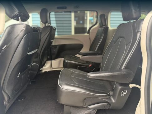 Used 2019 Chrysler Pacifica Limited w/ Tire & Wheel Group FWD image 30