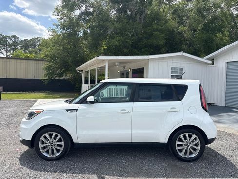 Used 2018 Kia Soul + FWD image 8