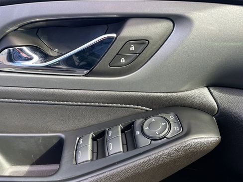 Used 2023 Chevrolet Traverse LT w/ Rear Camera Mirror Package image 24