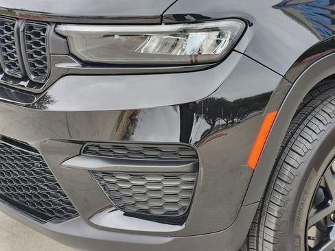 Certified 2024 Jeep Grand Cherokee Altitude image 9