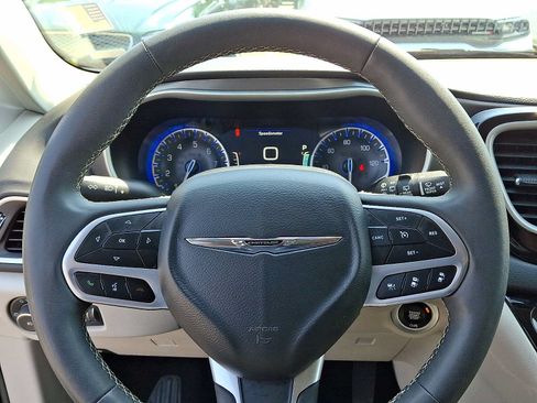 Certified 2024 Chrysler Pacifica Touring-L FWD image 22