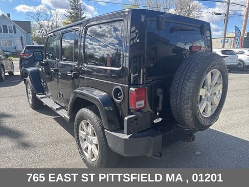 Used 2017 Jeep Wrangler Unlimited Sahara w/ Max Tow Package AWD/4WD image 6