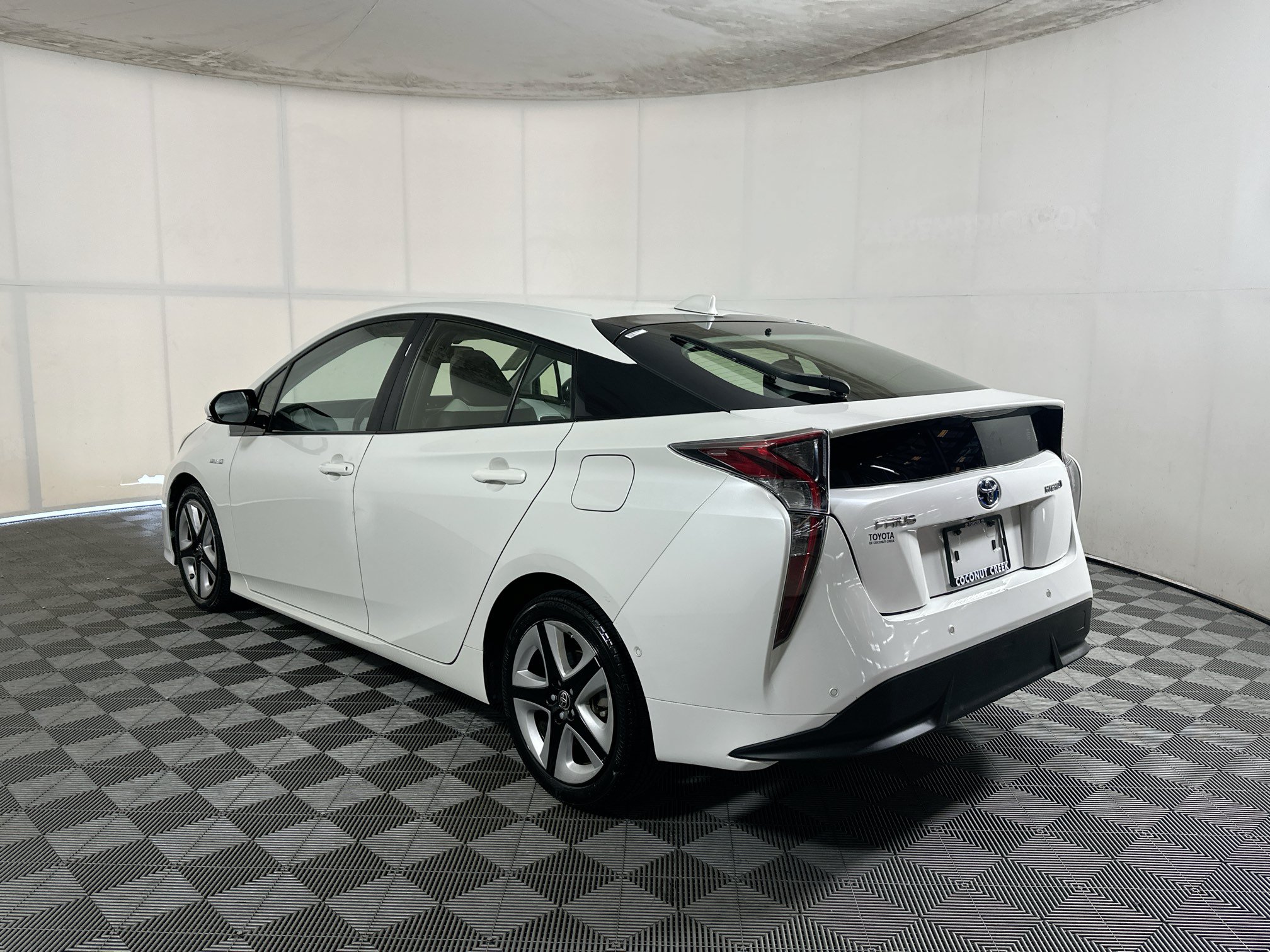 Used 2017 Toyota Prius Four Touring w/ Premium Convenience Package FWD image 5