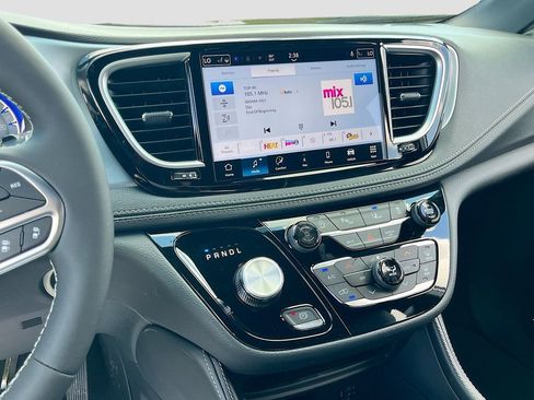 New 2026 Chrysler Pacifica Limited image 15