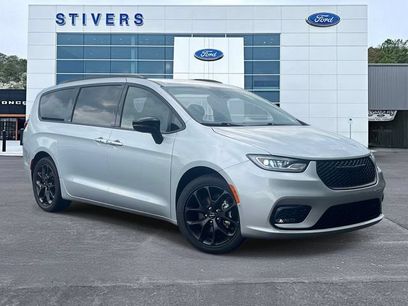 Used 2024 Chrysler Pacifica Touring-L w/ S Appearance Package
