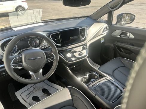New 2026 Chrysler Pacifica Limited image 26