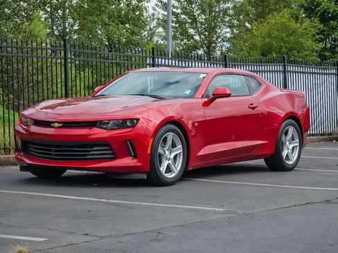 Used 2018 Chevrolet Camaro LT RWD image 7