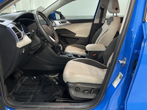 Certified 2025 Volkswagen Taos SE AWD/4WD image 15