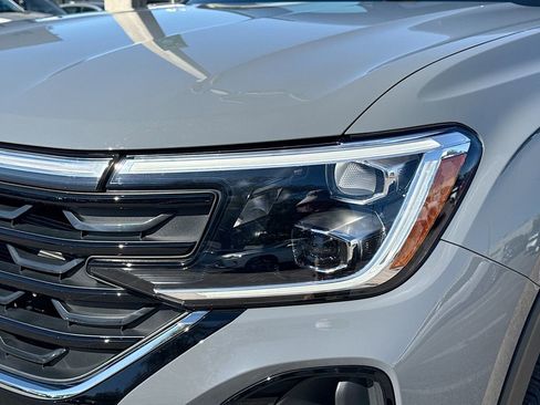 Used 2025 Volkswagen Atlas Cross Sport SE image 9