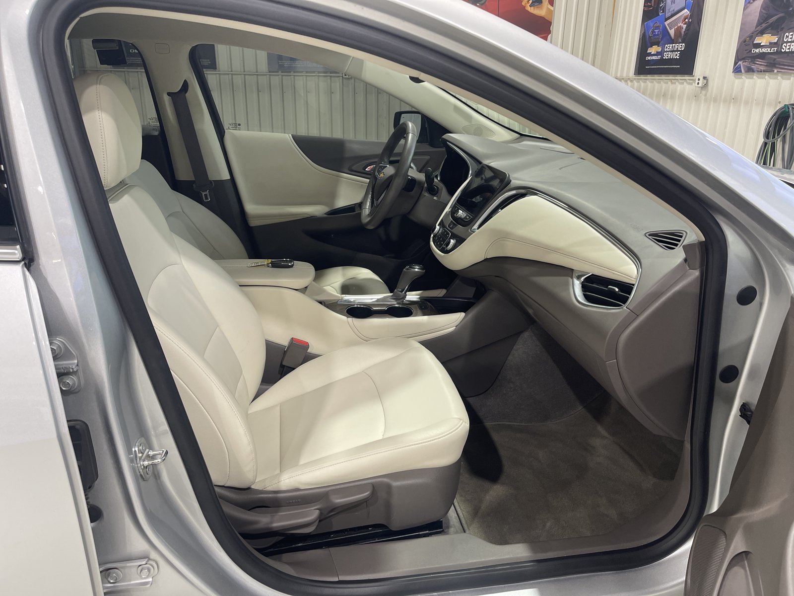 Used 2019 Chevrolet Malibu LT w/ Leather Package FWD image 17