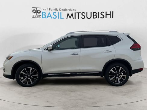 Used 2017 Nissan Rogue SV image 2