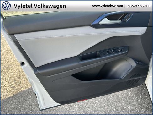 Certified 2023 Volkswagen Taos SE w/ Black Wheel Package image 16