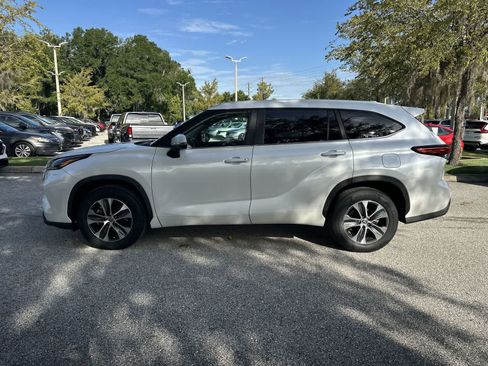 Used 2023 Toyota Highlander XLE FWD image 3