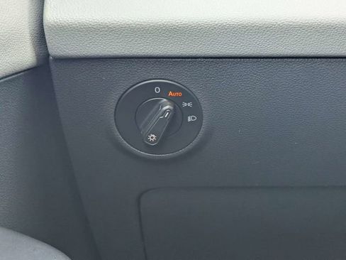 Used 2022 Volkswagen Taos SE w/ Panoramic Sunroof Package image 22