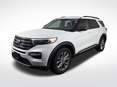 Used 2022 Ford Explorer XLT w/ Equipment Group 202A AWD/4WD image 2