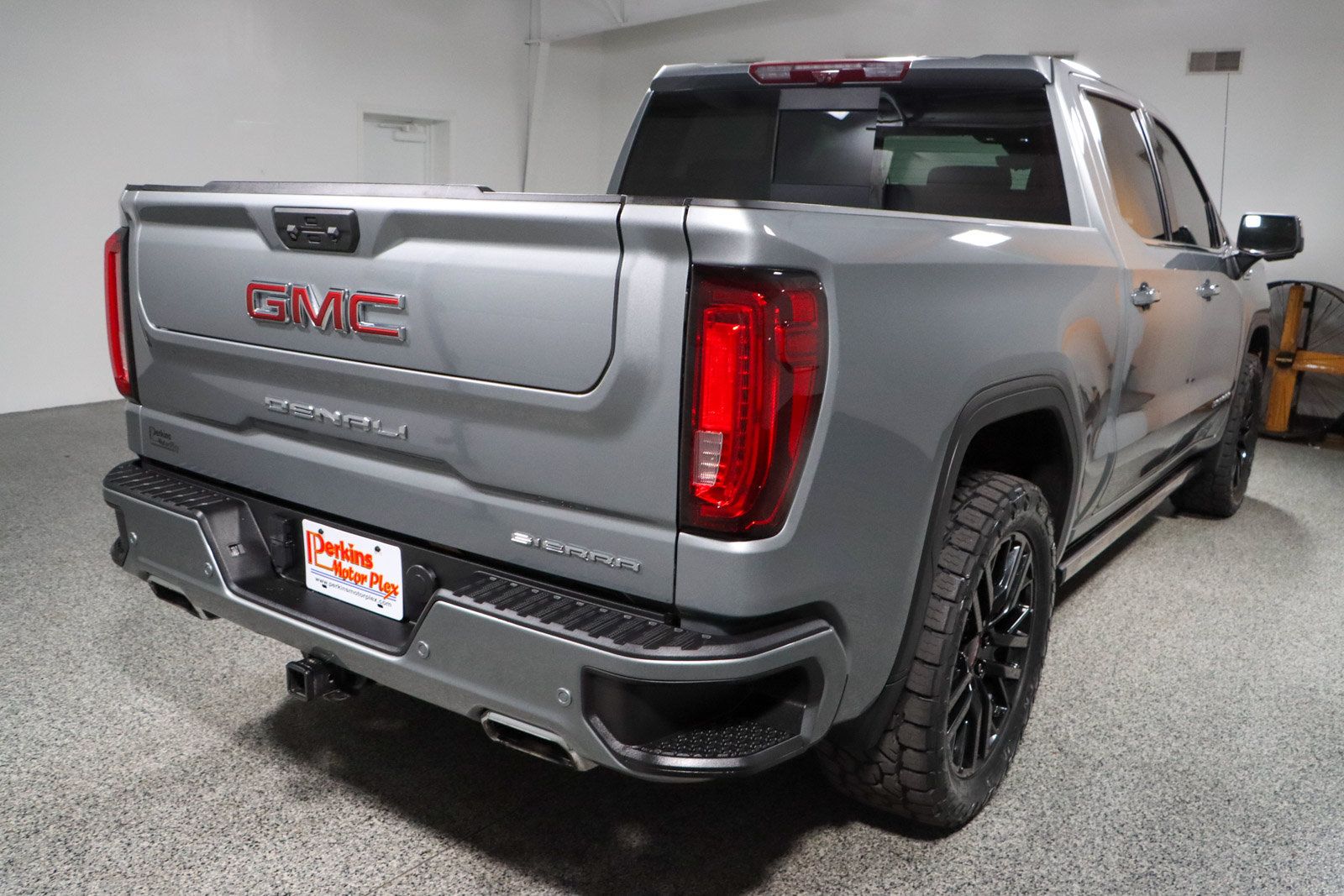 Used 2023 GMC Sierra 1500 Denali w/ Technology Package AWD/4WD image 8