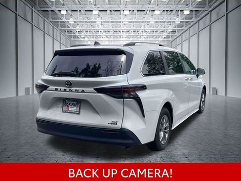 Used 2025 Toyota Sienna XLE FWD image 8