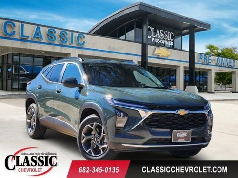 Used 2025 Chevrolet Trax LT w/ Driver Confidence Package image 1