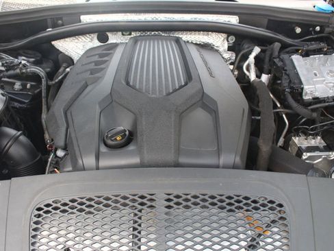 Used 2022 Porsche Macan AWD/4WD image 3