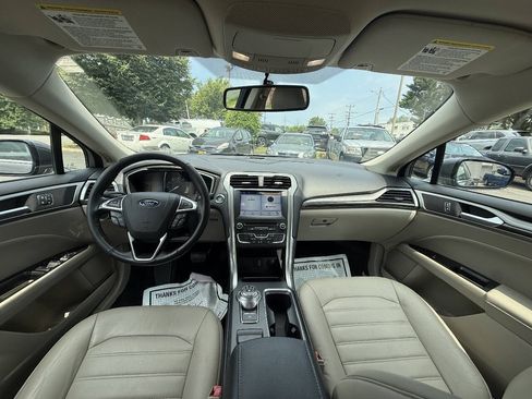 Used 2017 Ford Fusion SE w/ Fusion SE Technology Package FWD image 16