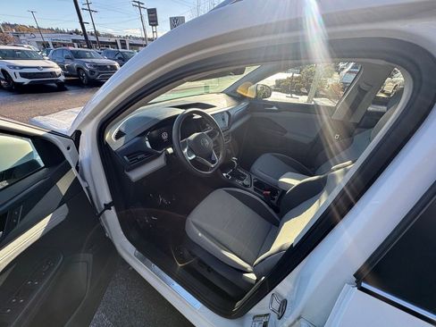 Used 2024 Volkswagen Taos SE image 8