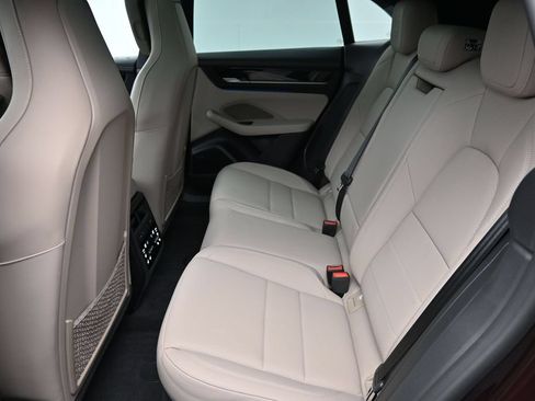 Certified 2025 Porsche Macan 4S Electric AWD/4WD image 7