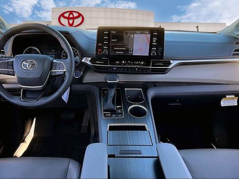 Certified 2024 Toyota Sienna Limited image 15