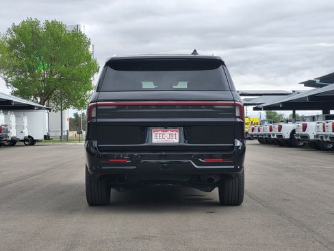 Used 2025 Lincoln Navigator Reserve AWD/4WD image 6