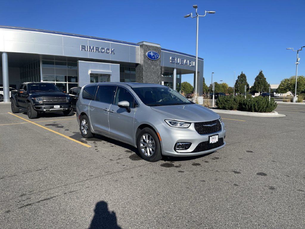 Used 2023 Chrysler Pacifica Touring-L w/ Uconnect Theater Family Group AWD/4WD image 2