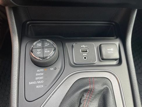 Used 2021 Jeep Cherokee Trailhawk w/ Technology Group AWD/4WD image 40