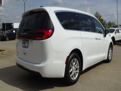 Used 2025 Chrysler Pacifica Select FWD image 6