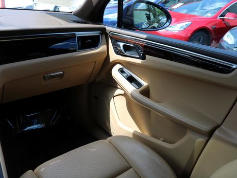 Used 2017 Porsche Macan S image 25