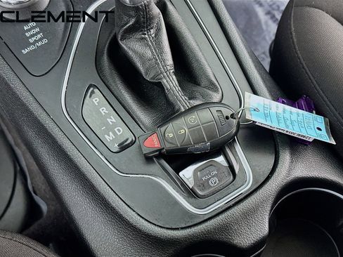 Used 2019 Jeep Cherokee Latitude w/ Cold Weather Group image 24