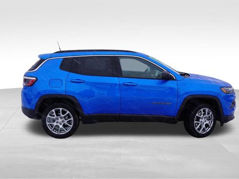 Used 2023 Jeep Compass Latitude image 3