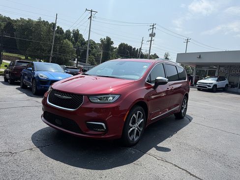 Used 2026 Chrysler Pacifica Pinnacle AWD/4WD image 2