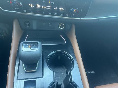 Used 2024 Nissan Rogue Platinum w/ Platinum Premium Package image 19