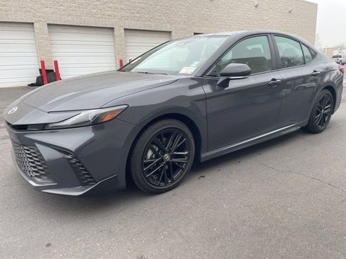 Used 2025 Toyota Camry SE image 4