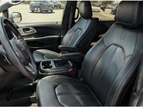 Used 2024 Chrysler Pacifica Touring-L FWD image 7