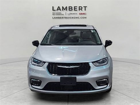 Used 2024 Chrysler Pacifica Limited image 3