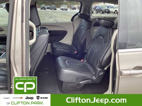Certified 2018 Chrysler Pacifica Touring-L Plus image 12
