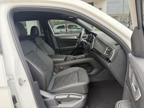 Used 2024 Volkswagen Atlas Cross Sport SE AWD/4WD image 23