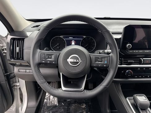 Used 2024 Nissan Pathfinder SV image 12