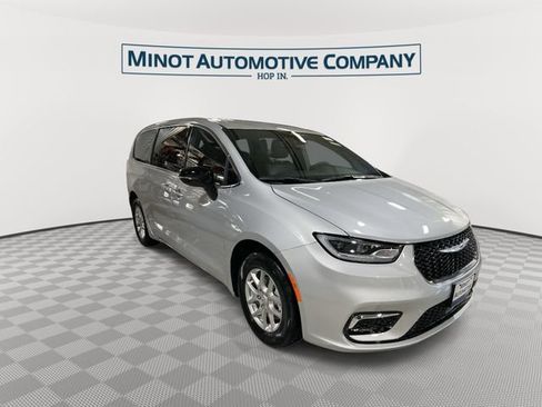 New 2026 Chrysler Pacifica Select image 2