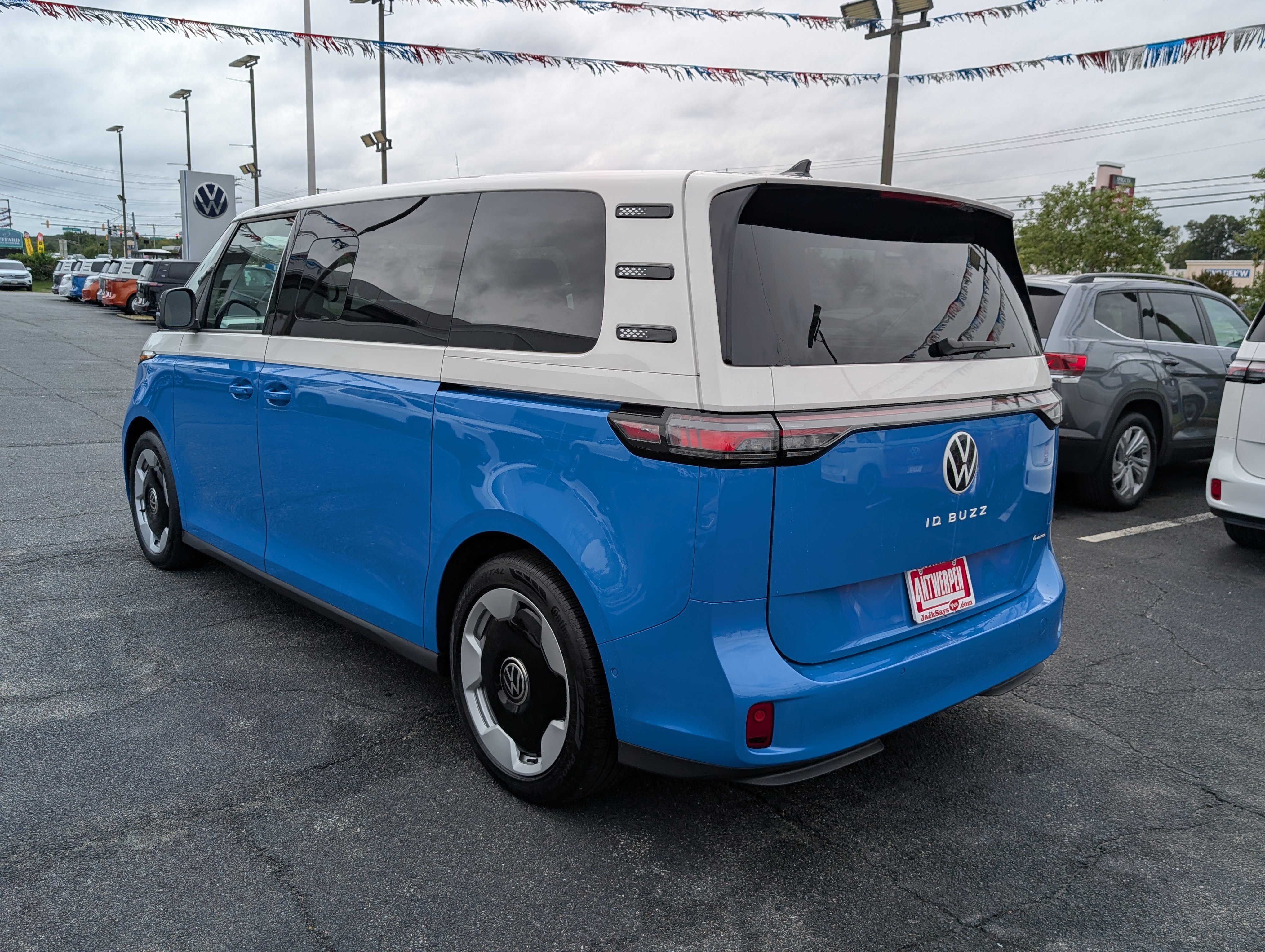 Used 2025 Volkswagen ID. Buzz Pro S Plus w/ Cupholders Package AWD/4WD image 5